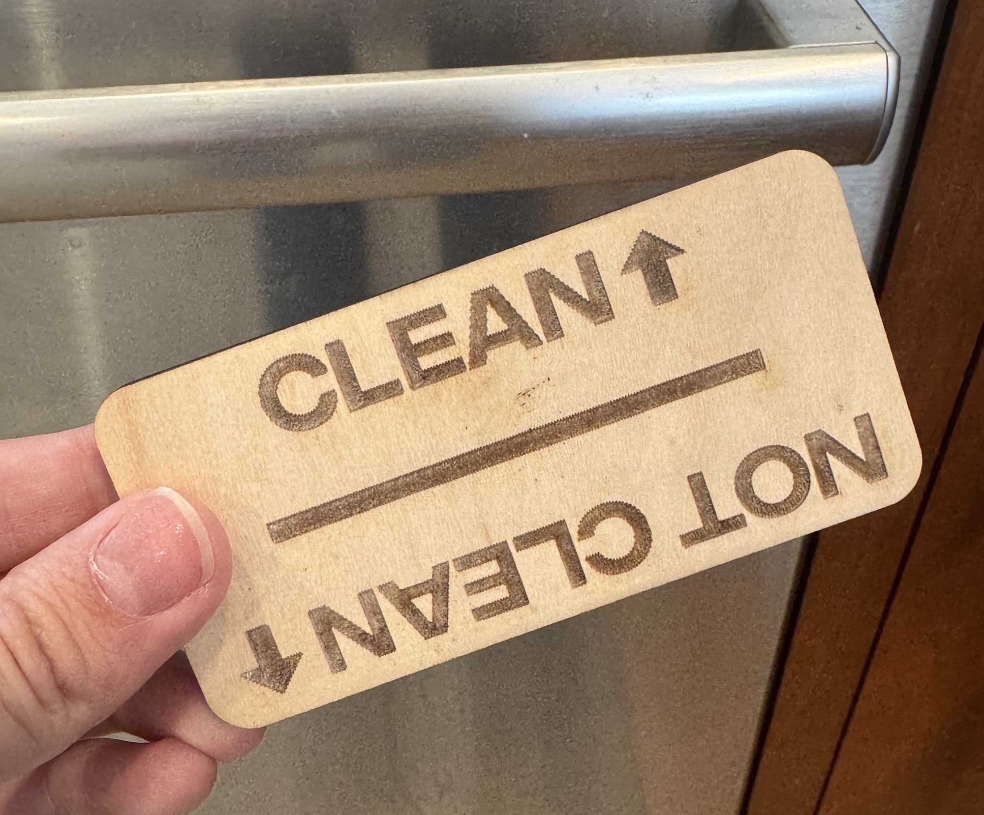 A "clean/not clean" picture in front of the dishwasher