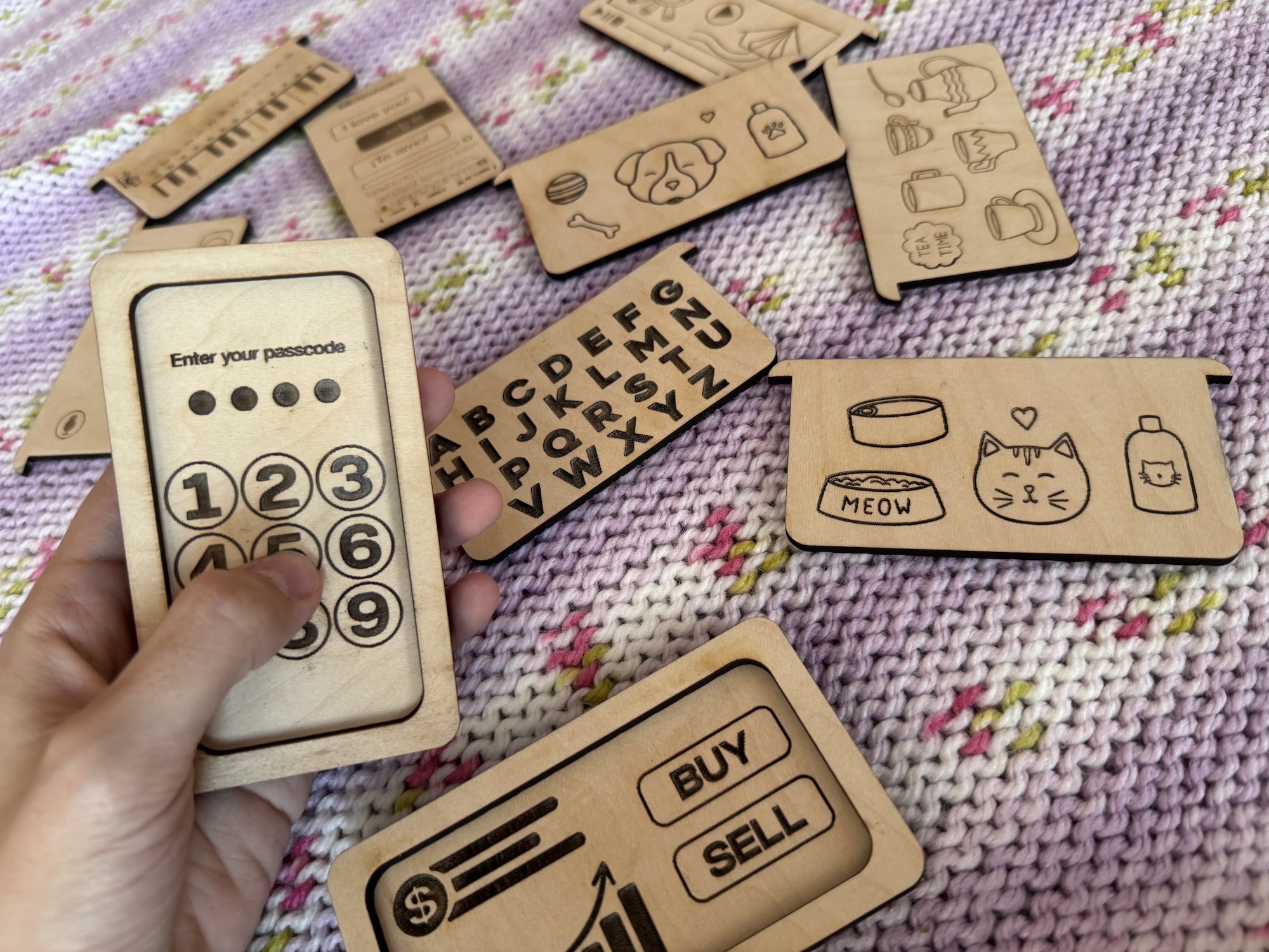 Wooden phone lock screen